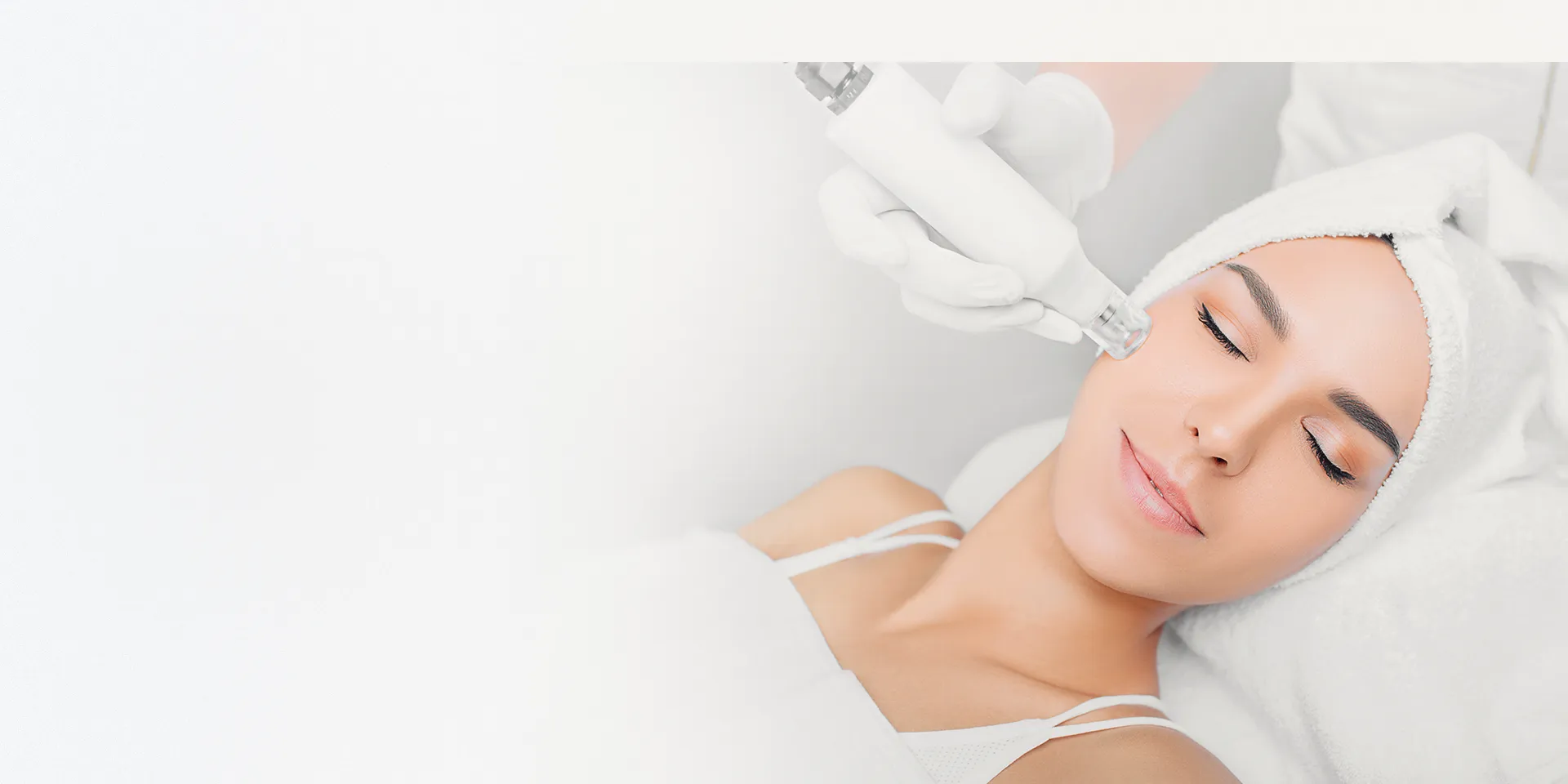 beautician-using-imore-me-device-for-client-skin-analysis-in-modern-salon